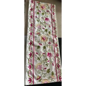 Wellesley manor 6’ floral 
table runner